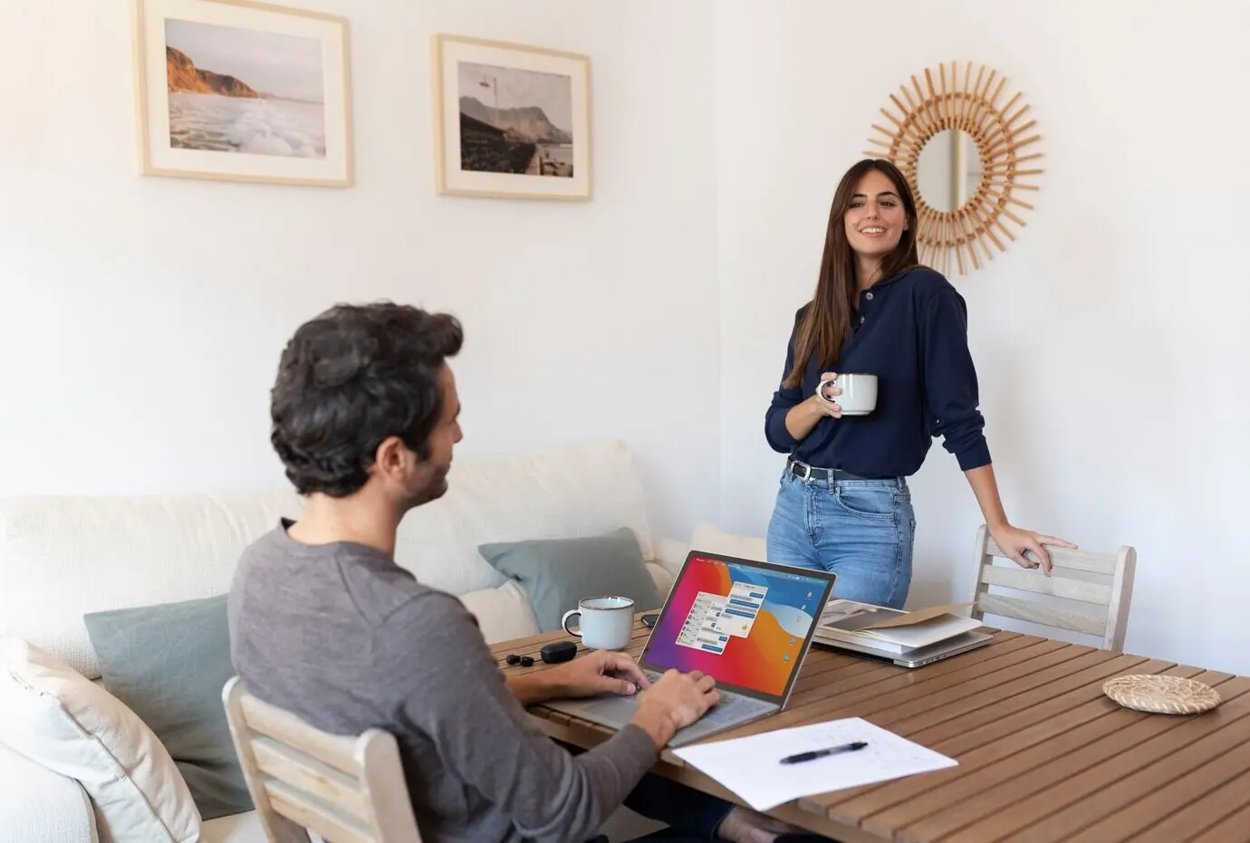 재택근무 중인 사람들을 근접 촬영한 장면