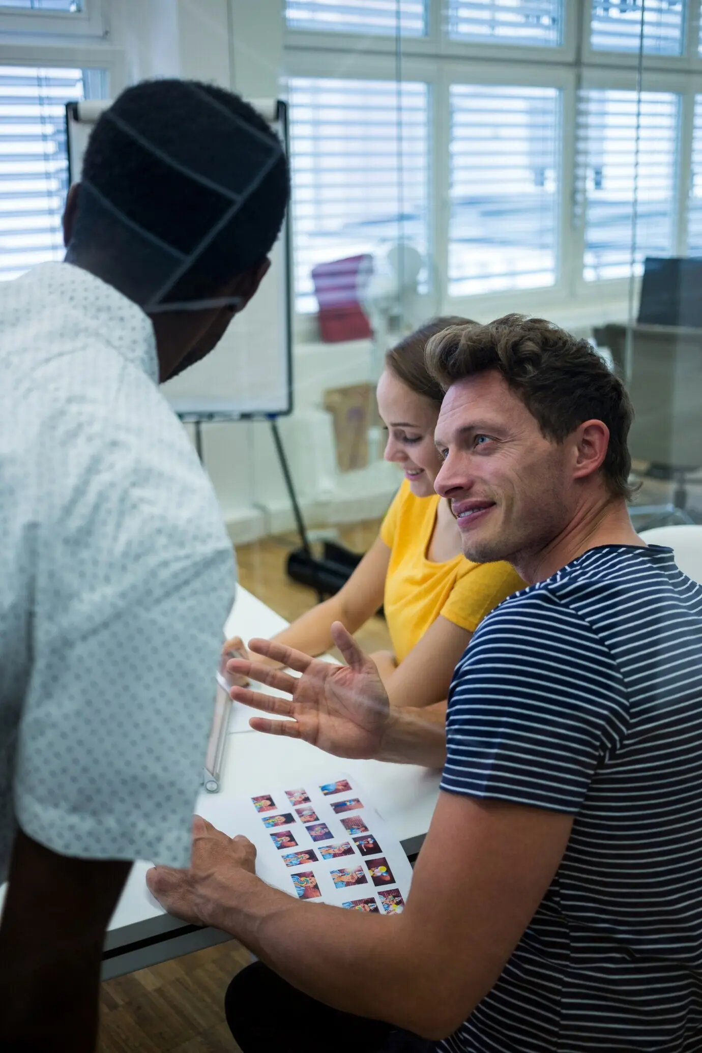 서로 상호작용하는 남성과 여성 그래픽 디자이너들