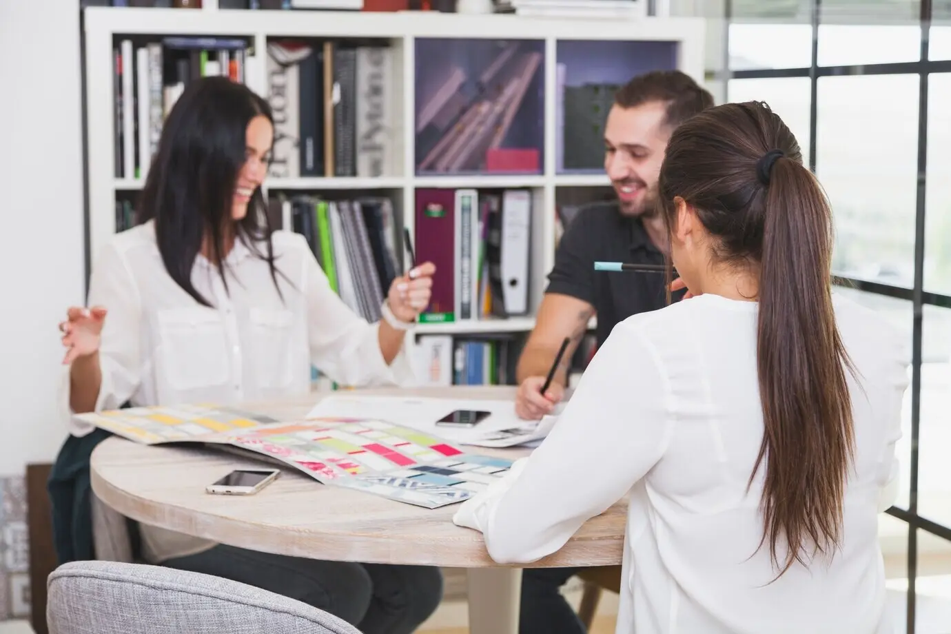 사무실에서 즐겁게 코워킹하는 디자이너들